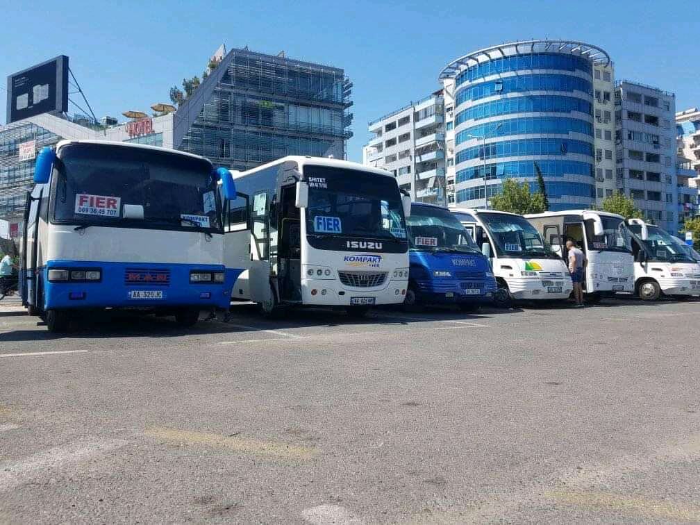 Kompakt Fier es una línea interurbana con base en Fier. Ofrece servicio de transporte todos los días para la ruta Tirana - Fier y Fier - Tirana.  Ofrecemos a sus clientes un viaje seguro y cómodo.